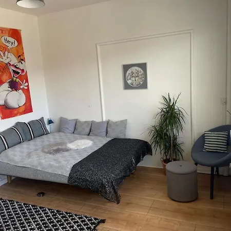 Cosy 40 M From Station